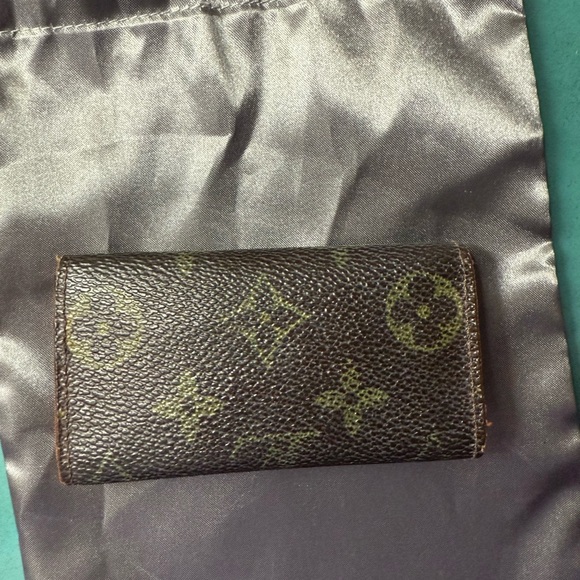 Louis Vuitton Monogram Key Holder - Picture 6 of 7